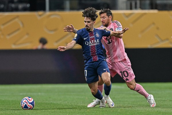 场内配资平台 争议? 梅西疑挥臂击打前队友, 球迷狠批: 他疯了! FIFA亲儿子不会被罚